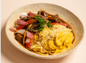 TALLARINES A LA HUANCAINA CON LOMO